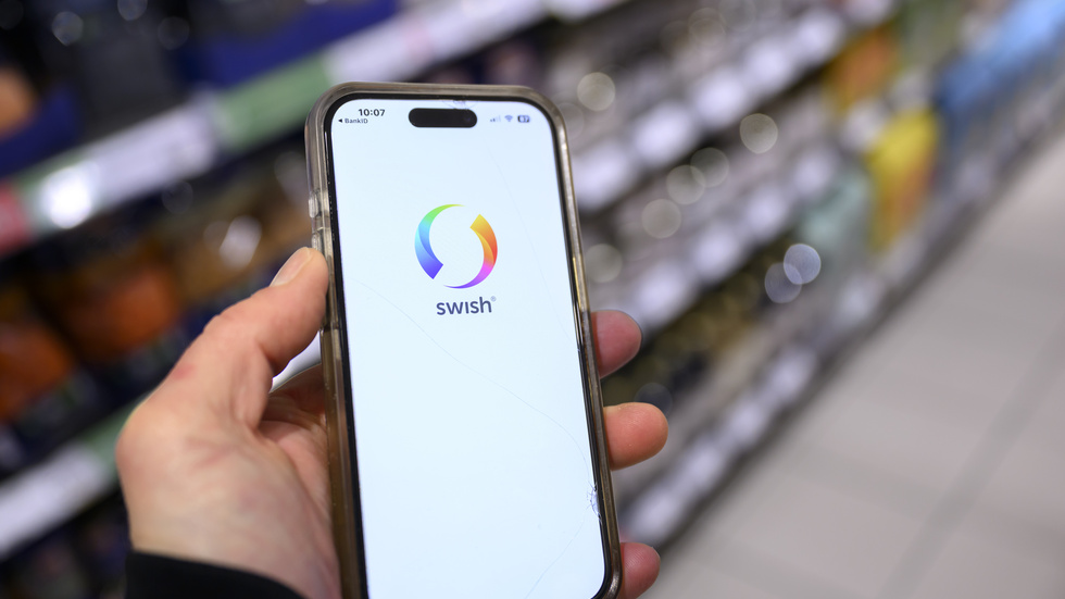 Mobilappen Swish gör det möjligt att lägga till sitt betalkort för att kunna blippa och betala i butik. Arkivbild.