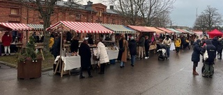 Fullt på stora julmarknaden – se när publiken sjunger med