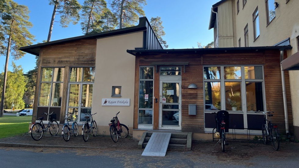 Moderaterna är välkomna att ansluta till arbetet att lösa situationen för Kajans elever, skriver Eva Christiernin (S), Erik Wahlström (MP) och Tarik Qureshi (V) från Utbildningsnämnden i en replik.