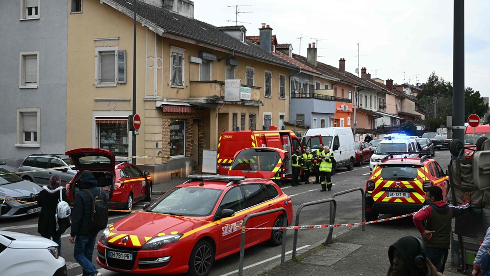 Minst en person är död och två poliser skadade i ett knivdåd i Mulhouse i östra Frankrike.