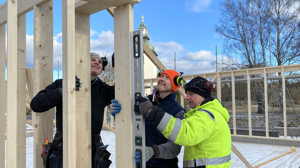 Wilhelm Wadstein, Martin Johansson och Stefan Nilsson jobbar med utbyggnaden av Ica Nära Loftahammar.