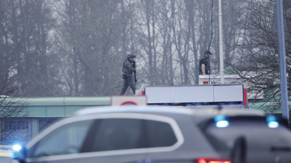 130 poliser var på plats vid skolan efter larmet om skjutningen.