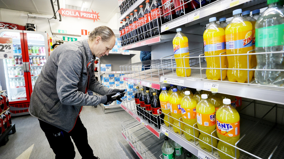 Lasse Sedell, ägare till Ica nära Safiren, har slut på flera olika sorters läsk från Coca-cola. Anledningen till att läsk saknas är för att Ica och Coca-cola inte är överens om priset för läsken.