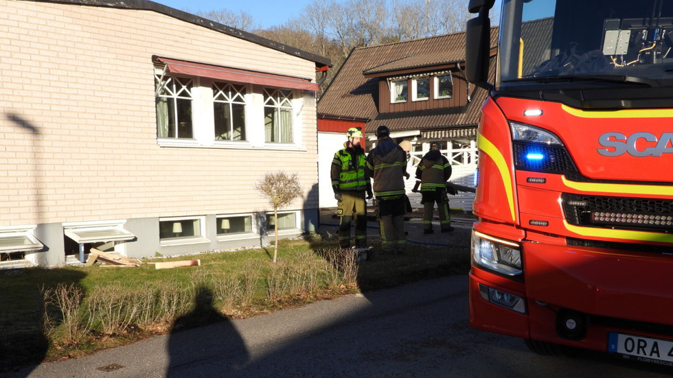 På söndagen började det brinna i en bastu i en villa i Åby. Räddningstjänsten fick frilägga en vägg innan man kunde släcka.