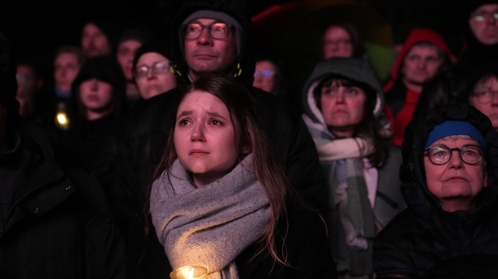 Människor utanför Magdeburgs katedral följer en minnesceremoni för offren.