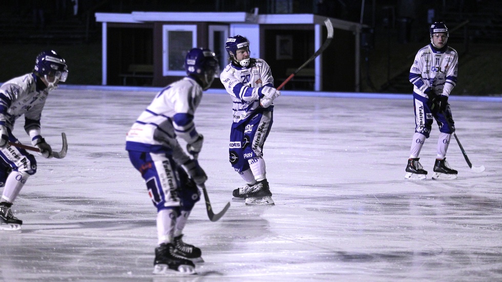 IFK Motalas Eric Åkerlund-Olsson avlossar hörnskott mot Åtvidaberg. Nu väntar ny match på söndag, hemma mot Skirö AIK.