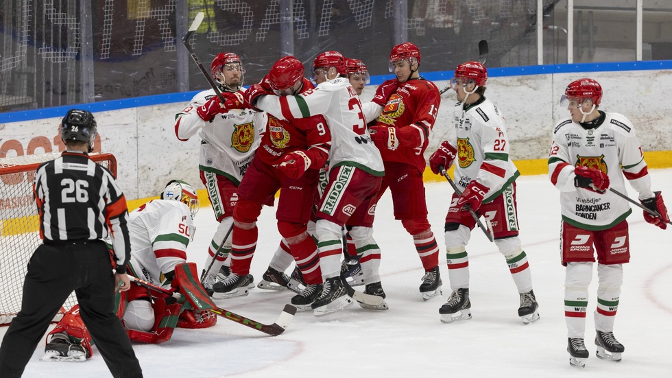 Tufft framför Moramålvakten Topias Leinonen efter en het målchans för Almtuna. Matchen slutade med dalaseger efter förlängning.