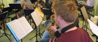 Unga blåser till kamp för sin musikskola