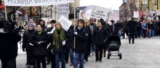 300 tågade mot besparingar i skolan