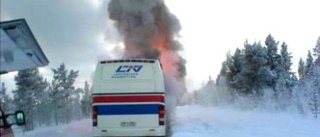 Buss med barn i lågor