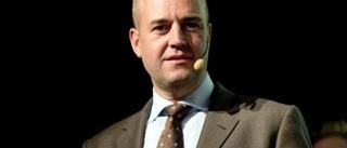 Ställer ut Reinfeldt