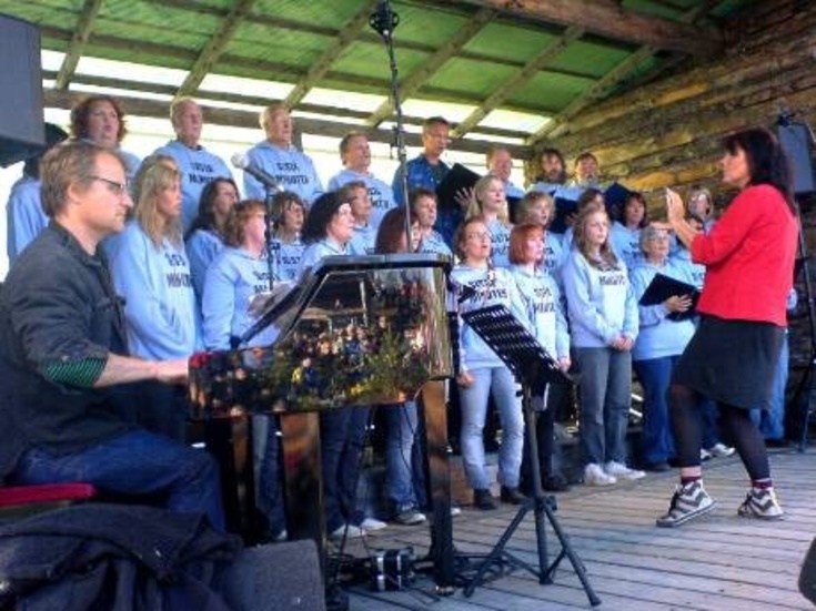 STÅENDE INSLAG. Kompositören, pianisten och bygdens son Stefan Nilsson är ett stående inslag på Yttersti Bodträsk. I år uppträdde han tillsammans med Lena Björk-Franzen och Sista minutenkören.