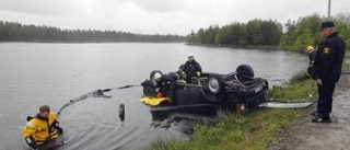 Personbil körde ned i Ringelsjön