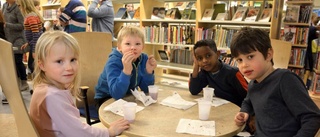 Här hyllar barnen sitt bibliotek