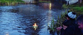 Thailändsk vattenceremoni i Storån