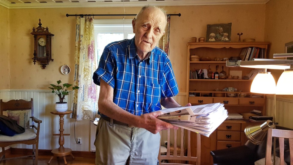 Harry Bäcklund visar den digra luntan av handlingar och annan korrespondens han haft med Trafikverket gällande 373:an under årens lopp.