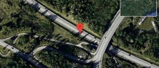 Personbil stillastående på E20 - helt stopp i ett körfält