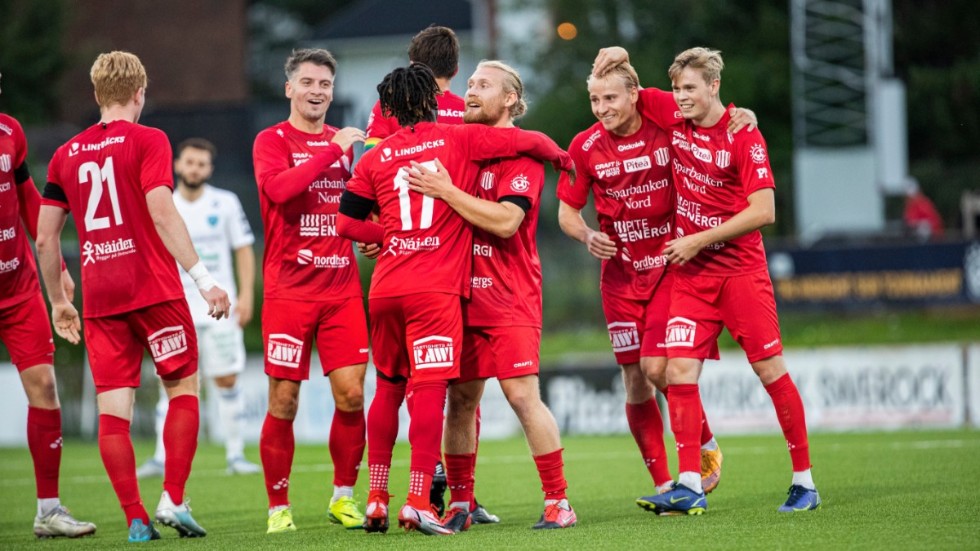 Gustav Rönnbäck-Wallin får en björnkram av Glorie Kabuntu efter 3-1-målet mot Umeå. PIF har måljublat hela fjorton gånger efter höststarten mot Vasalund.