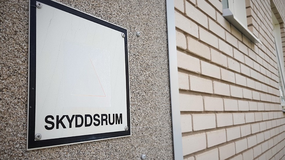 Skyddsrummen är märkta med den internationella symbolen för civilt försvar. Då kan vem som helst, oavsett språkkunskaper, hitta rummen. På Durrnäs har en skylt dock förlorat sin symbol.