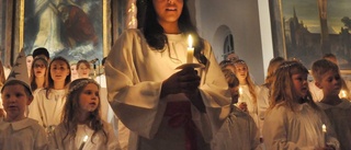 Lucia i full kyrka