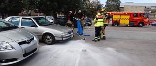 Rökutveckling från bil på parkering