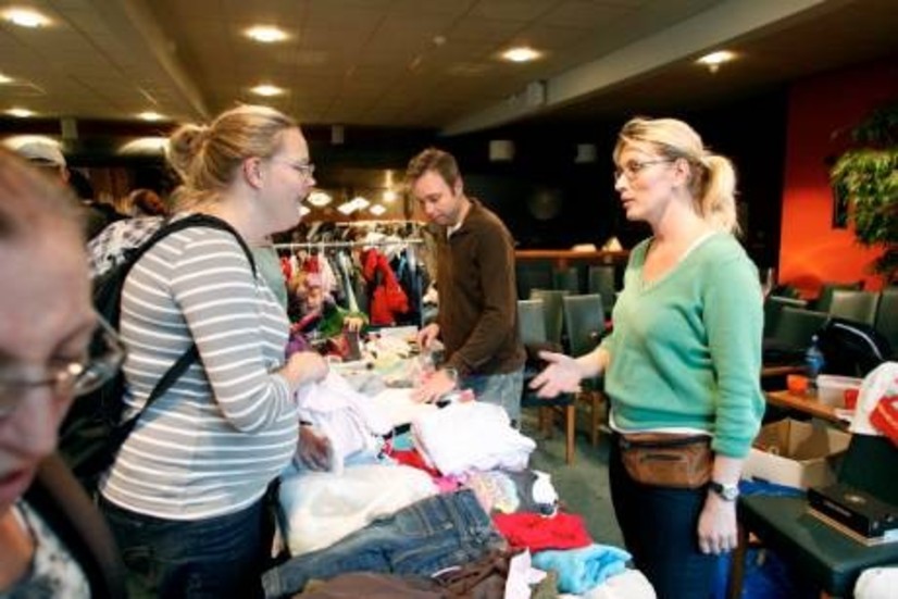 Karin Fredéricson (t v) handlade både mammakläder och bebiskläder på lördagens Megaloppis i Borgen i Norrköping. Säljaren Katarina Nyman t h hade röjt ur garderoberna hemma.