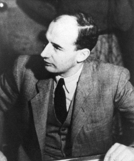 Raoul Wallenberg på legationens kontor i Budapest november 1944. Både Ingrid Carlberg och Bengt Jangfeldt försöker skildra vad som hände efter Wallenbergs försvinnande i januari 1945.Foto: Scanpix