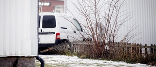 Bil kraschade in i Färghuset i Vallby industriområde