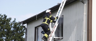 En till sjukhus efter brand i villa