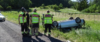 Bilist väjde för hare – körde i diket och voltade • Tre personer till sjukhus med ambulans