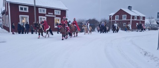 Pepparkakor, julgranar, och tomten red in i Avan – "Folk stannade bilen och började filma"