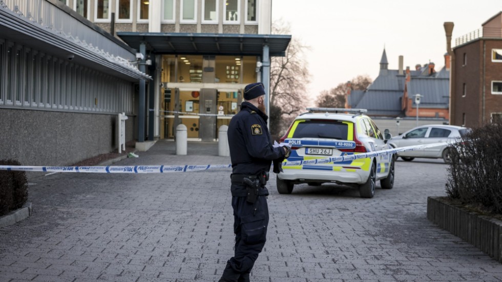 Polisen spärrade av ett område utanför polishuset efter attacken 27 februari.