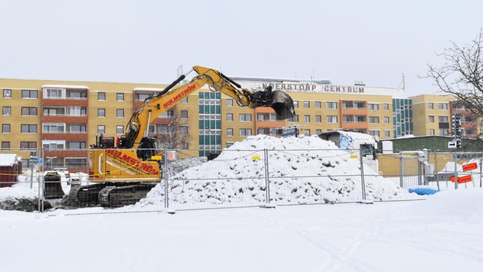 I vintras var kommunen i full gång med att gräva vatten och avlopp till det stora bostadsområdet. Det arbetet pågår fortfarande.