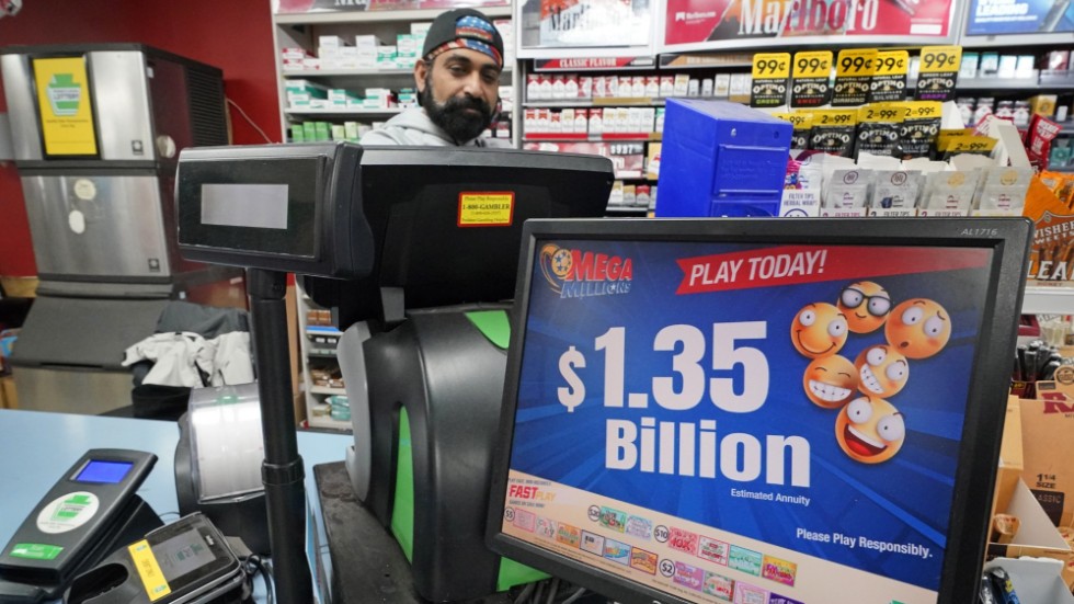 En person i delstaten Maine vann under fredagen närmare 14 miljarder kronor på lotto.