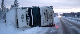 Lastbilen bärgas – ett körfält avstängt