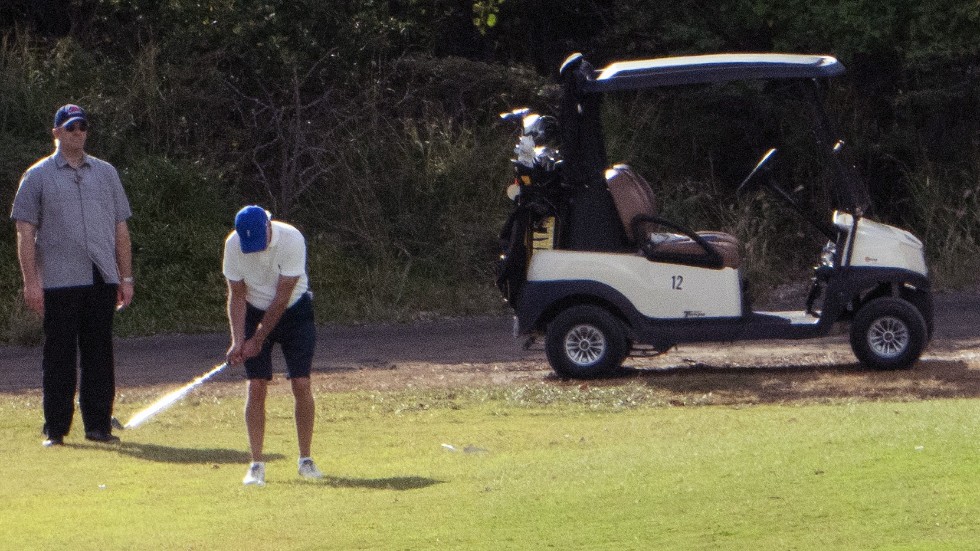 President Joe Biden firar nyår med att spela golf.