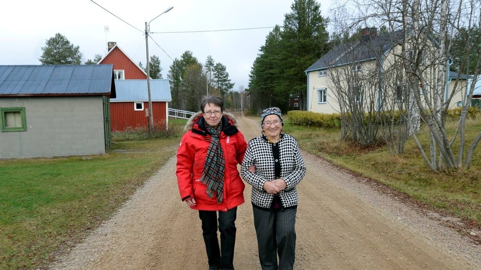 YNGST OCH ÄLDST I BYN. Ingrid Gustafsson, 69 år och Maja Olsson, 90 år trivs i den natursköna hembyn Vallsjärv som utsetts till Årets by i Överkalix. ”Här är bra att ha hundar”, säger Ingrid Gustafsson.