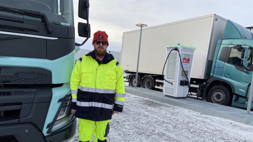 Patrik Velle, chaufför för Volvo har kört tung trafik i 20 års tid. Han är lyrisk över elvarianterna som nu har stark framfart i branschen. 