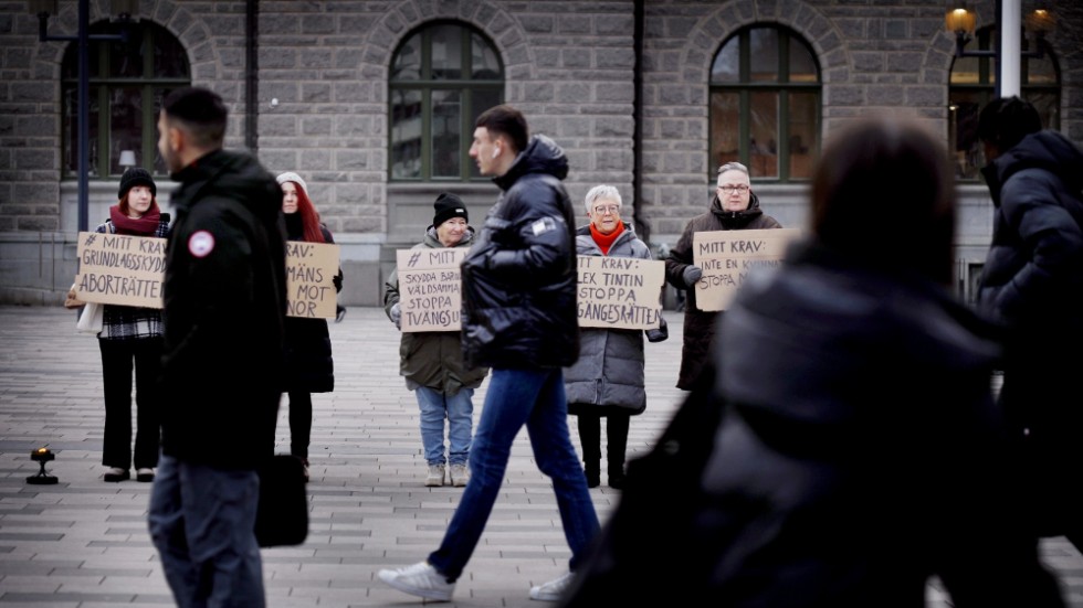 Kvinnostrejk Eskilstuna vill synas, höras och tas på allvar. "Mäns våld mot kvinnor är inte en kvinnofråga, det är en mansfråga", säger Sarah Larsson, näst längst till vänster på bild.