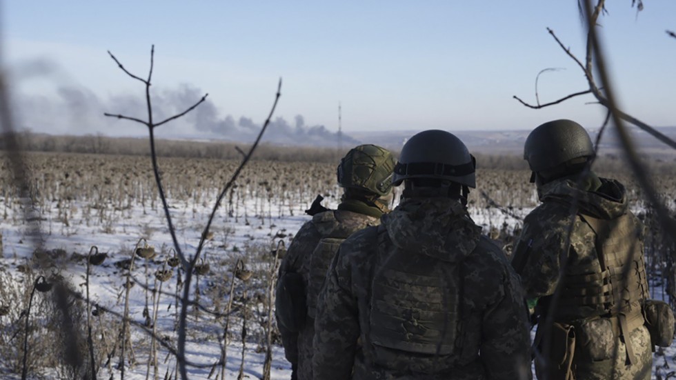 Ukrainska soldater tittar på rök som väller upp under striderna i Soledar och Bachmut i östra Ukraina.