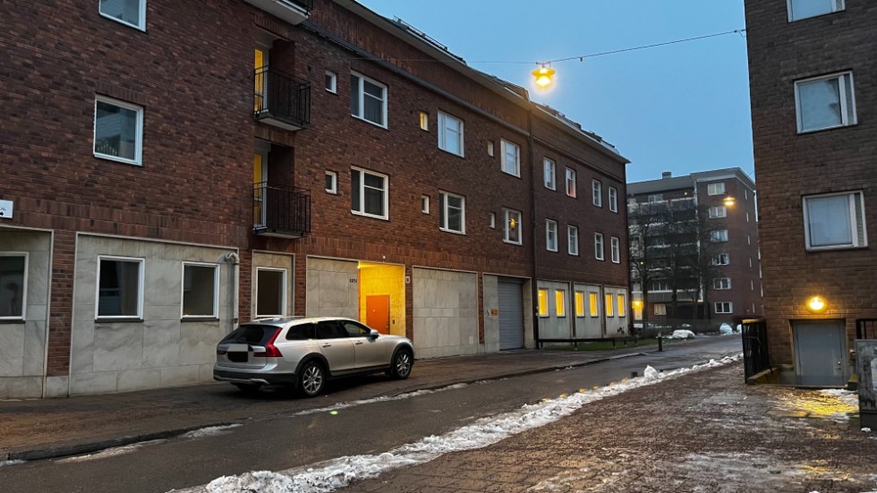 Polis på plats utanför fastigheten där det misstänkta mordförsöket inträffade.