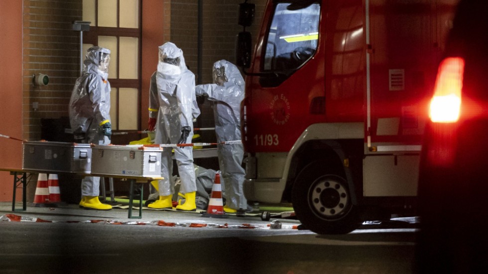 Personal i skyddsdräkter arbetar i anslutning till en bostad där tysk polis natten mot söndagen grep en man misstänkt för att ha planerat ett giftattentat.