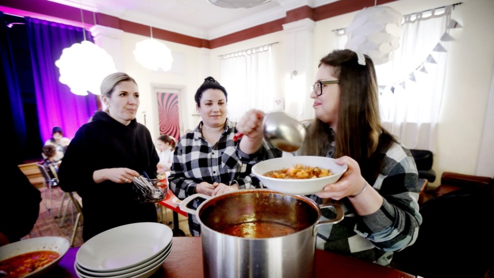 För ett knappt år sedan fick Alevtina Artiyukh, till höger på bilden, med familj hjälp att ta sig till Eskilstuna. Inför årsdagen av invasionen serverar hon ukrainsk soppa till sina nyfunna vänner i landet som kommit att bli hennes hem. "Jag har funnit min plats i Sverige".