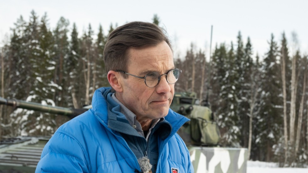 Statsminister Ulf Kristersson ser här vid ett besök på en militär övning i Boden. Statens ansvar är stort för att alla myndigheter och institutioner agerar förtroendefullt när beredskapen för krig och konflikter höjs. Varje svensk medborgare har ett liknande moraliskt ansvar för sin egen beredskap. Inget konstigt med det. 