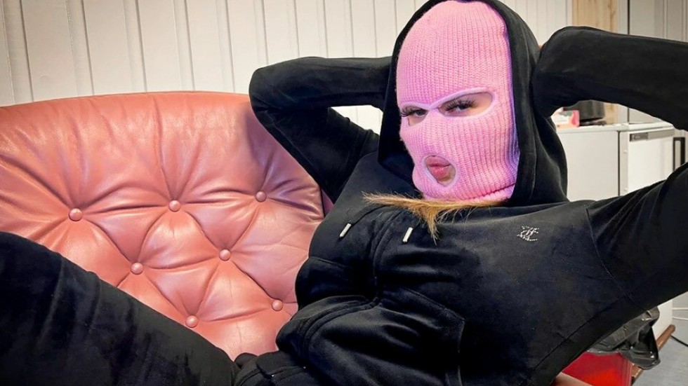 Fröken Snusk är ännu en anonym artist som fått stor publik. Sångerskan som utger sig för att vara 18 år kommer till Luleå med låtar om fest och sex.