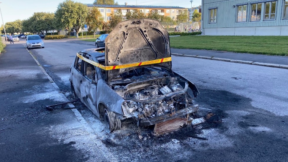 En parkerad personbil totalförstördes i en brand under natten mot torsdag.