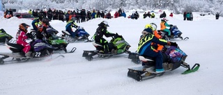 Fullt ös på skoterbanan