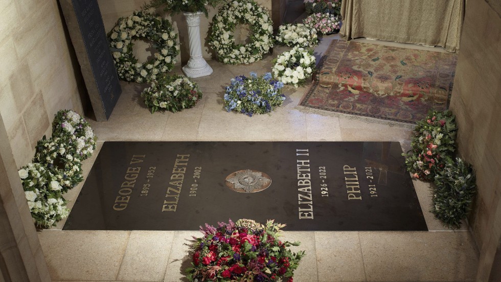 Drottning Elizabeths gravsten, som hon delar med sin far kung George VI, sin mor Elizabeth och sin make prins Philip, i St George's Chapel i Windsor Castle.
