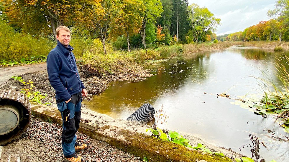 Den 860 meter långa kanalen vid slottet grävdes för att hålla vatten till alla fontäner i slottsparken på 1600- och 1700-talet. Vallen vid dammen har med tiden eroderat och byggs nu om så vattnet kan regleras igen. ”Olof Rudbeck konstruerade de 'munkar' som reglerade in- och utloppet vid dammen, vi använder liknande idag” säger Nils Lidbaum.