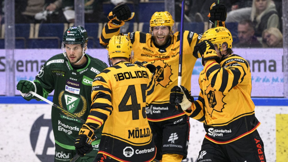 Skellefteås Petter Granberg jublar i torsdagens ishockeymatch i SHL mellan Färjestad och Skellefteå.